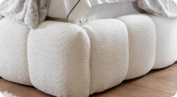 Elegantes Polsterbett mit gepolstertem Kopfteil