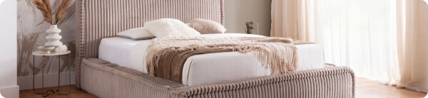 Luxuriöses Schlafzimmer mit einem modernen Doppelbett